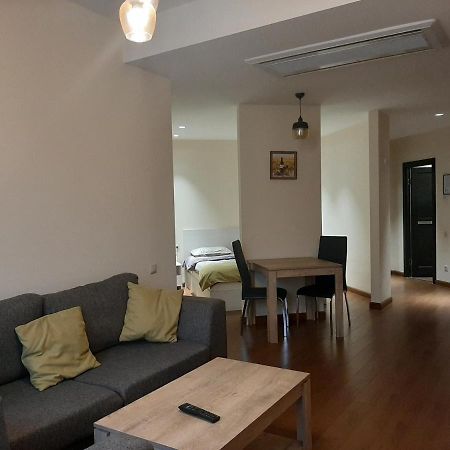 Pride Properties Welcomes You At 17 Buzant St 11-166 Yerevan Armenia Bagian luar foto